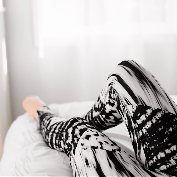 🔄Modern Print Workout Pants 🔸Last L - Picture 2 of 5